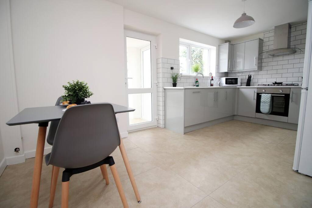 Family Home In The Charming Coastal Town Of Barry Esterno foto